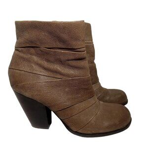Vince Camuto Belta Ankle Boots Taupe Brown Sz 8.5 Stacked Heel Zipper Pleated